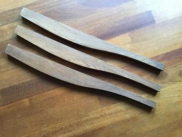 Drie eiken tafelpoten beschikbaar voor biedingen