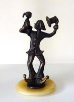 Brons legering beeldje clown kind op zijn arm en hoed 6298-b, Ophalen of Verzenden