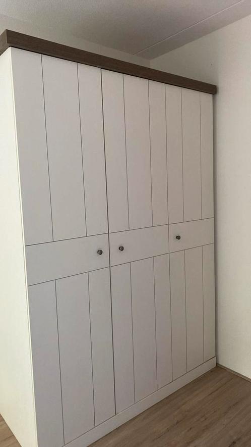 3-deurs kledingkast, Huis en Inrichting, Kasten | Kledingkasten, Zo goed als nieuw, 200 cm of meer, 100 tot 150 cm, 50 tot 75 cm