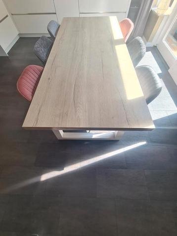 Eettafel zo goed als nieuw 2.05 bij 0.90 cm beschikbaar voor biedingen