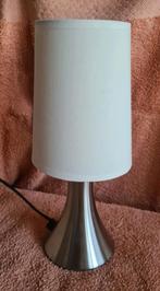 Tafellamp,  zilverkleurige voet met wit kapje., Ophalen of Verzenden, Zo goed als nieuw, Minder dan 50 cm
