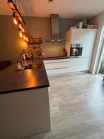 Hoekkeuken met bar. Incl apparatuur, excl, cooker., Huis en Inrichting, Keuken | Complete keukens, Ophalen, Wit, Hoekkeuken, Zo goed als nieuw