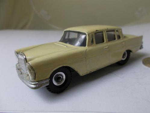 1962 Dinky Toys 186 MERCEDES-BENZ 220 SE (Repainted.), Hobby en Vrije tijd, Modelauto's | 1:43, Gebruikt, Auto, Dinky Toys, Ophalen of Verzenden