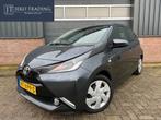 Toyota Aygo 1.0 VVT-i x-play Inclusief grote afleverbeurt, Stof, Gebruikt, 4 stoelen, Origineel Nederlands