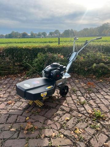 Als nieuw!! Kwern Greenbuster Home onkruidborstel met B&S beschikbaar voor biedingen