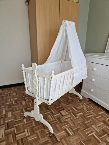 Wieg met hemeltje en witte bekleding. beschikbaar voor biedingen