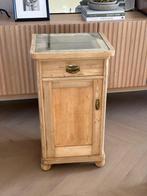 Houten nachtkastje uit Hongarije, Ophalen