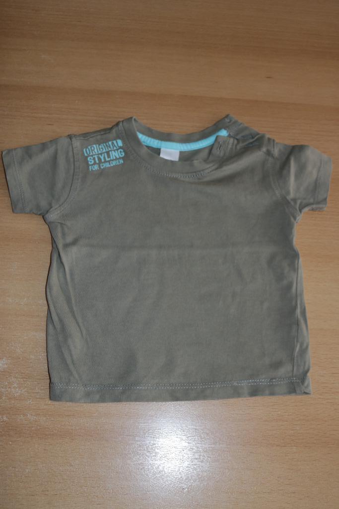 Leger groen shirt met korte mouw maat 74, Kinderen en Baby's, Babykleding | Maat 74, Zo goed als nieuw, Jongetje, Shirtje of Longsleeve