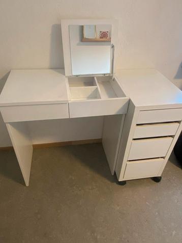 Witte kaptafel met spiegel beschikbaar voor biedingen