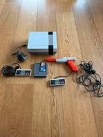 Nintendo NES + Mario Bros & Duck Hung + Zapper pistool, Ophalen of Verzenden, Zo goed als nieuw, Met 2 controllers