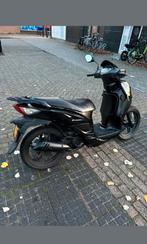Zwarte scooter, Fietsen en Brommers, Snorfietsen en Snorscooters, Ophalen of Verzenden, Zo goed als nieuw, Benzine, Overige merken