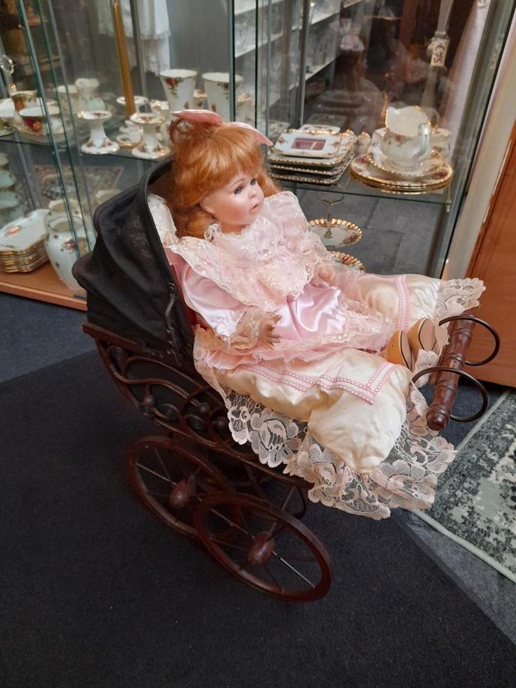 Oude porseleinen pop in poppen wagentje compleet, Verzamelen, Poppen, Zo goed als nieuw, Pop, Ophalen of Verzenden