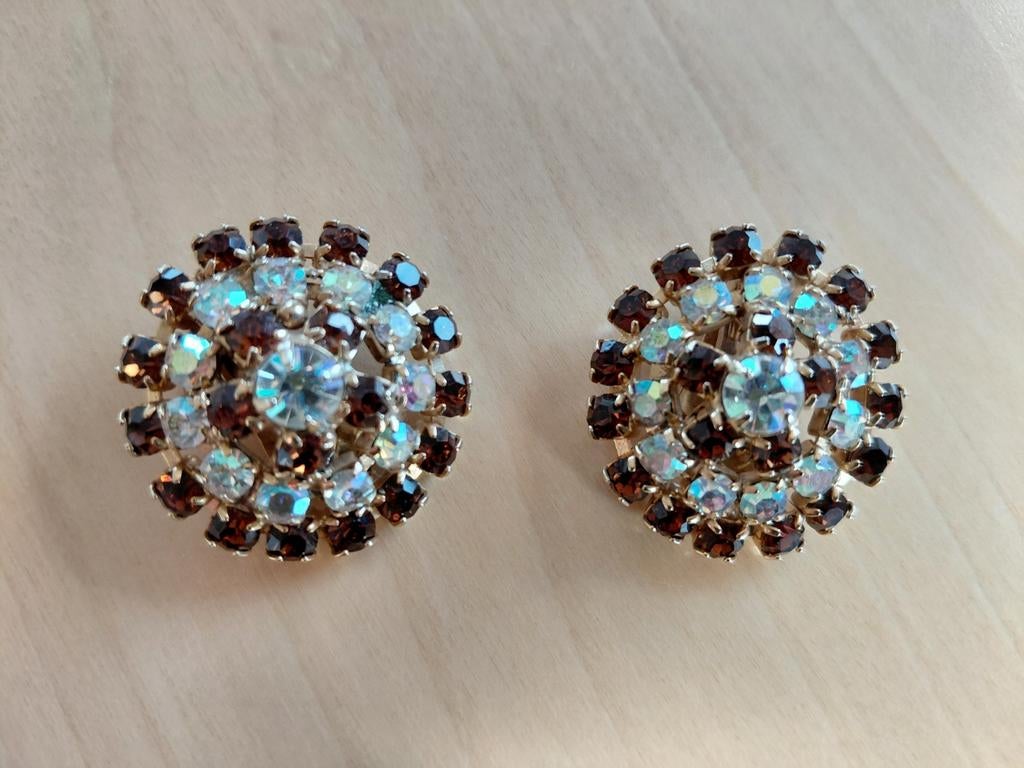 Costume Oorclips, Donkerbruin + Aurora Borealis., Verzenden, Overige materialen, Oorbellen