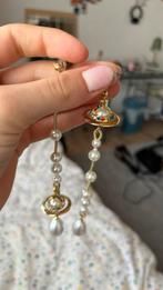 Vivienne Westwood broken pearl oorbellen, Sieraden, Tassen en Uiterlijk, Ophalen of Verzenden, Zo goed als nieuw, Overige materialen