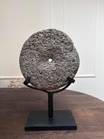 Oude Molensteen op Voet - Landelijk & Stoer, Huis en Inrichting, Woonaccessoires | Overige, Ophalen, Gebruikt