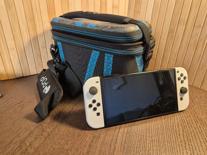 Nintendo Switch Oled Met Carry Case, Spelcomputers en Games, Spelcomputers | Nintendo Switch, Zo goed als nieuw, Switch OLED, Met 2 controllers
