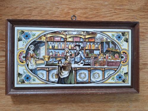 Tableau van 2 tegels - De Kruidenier, Antiek en Kunst, Antiek | Wandborden en Tegels, Ophalen of Verzenden