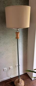 Vloerlamp met zandkleurige lampenkap, Huis en Inrichting, Lampen | Vloerlampen, 150 tot 200 cm, Ophalen of Verzenden, Zo goed als nieuw