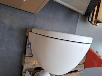 Toiletpot met zitting mat wit beschikbaar voor biedingen