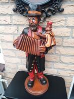 Beeld accordeon speler met aapje.
Hoogte is 63 cm., Ophalen, Zo goed als nieuw, Mens