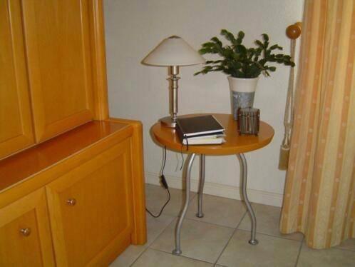 Leuk rond beuken bijzettafeltje met metalen poten igst, Huis en Inrichting, Tafels | Bijzettafels, Gebruikt, Rond, 45 tot 60 cm