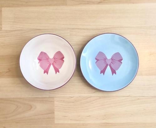 Roze strikjes kom en bord set - Flying Tiger, Huis en Inrichting, Keuken | Servies, Nieuw, Bord(en), Overige stijlen, Keramiek