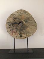 Antiek karrenwiel op standaard, Ophalen