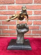 energiek springend naakt, brons en marmer, Antiek en Kunst, Ophalen of Verzenden