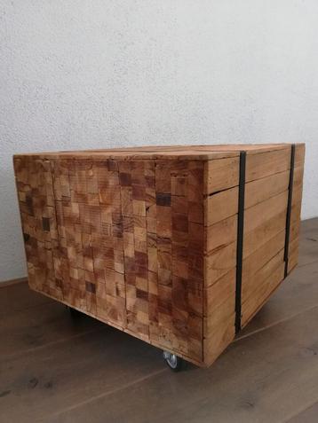 Houten Blok op Wielen - Industrieel Design beschikbaar voor biedingen