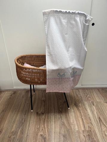 Rotan poppenwiegje  beschikbaar voor biedingen