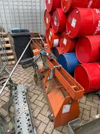 Zwenkarm kraan op een kolom., Ophalen, Gebruikt