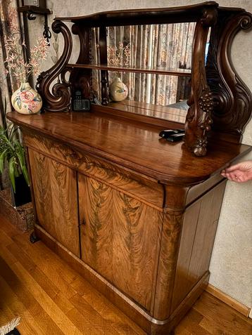 Antieke houten dressoir met een spiegel beschikbaar voor biedingen