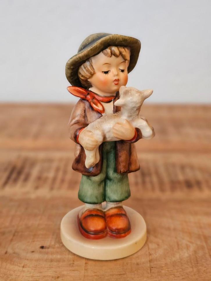 Goebel Hummel Jongen met Lammetje #68/0 - Nieuwstaat, Antiek en Kunst, Antiek | Keramiek en Aardewerk, Ophalen of Verzenden