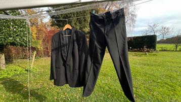 Zwarte smoking beschikbaar voor biedingen