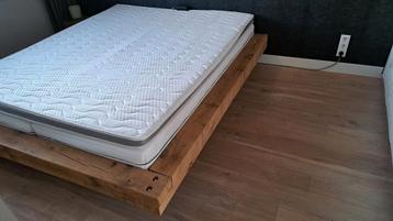 Stoere eikenbalken bed.