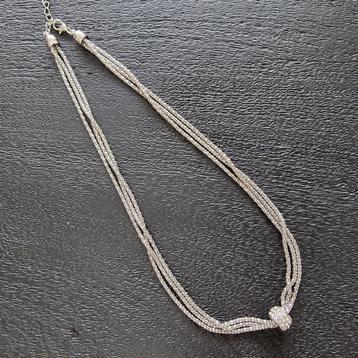 Multi-stand-ketting met hanger

 beschikbaar voor biedingen