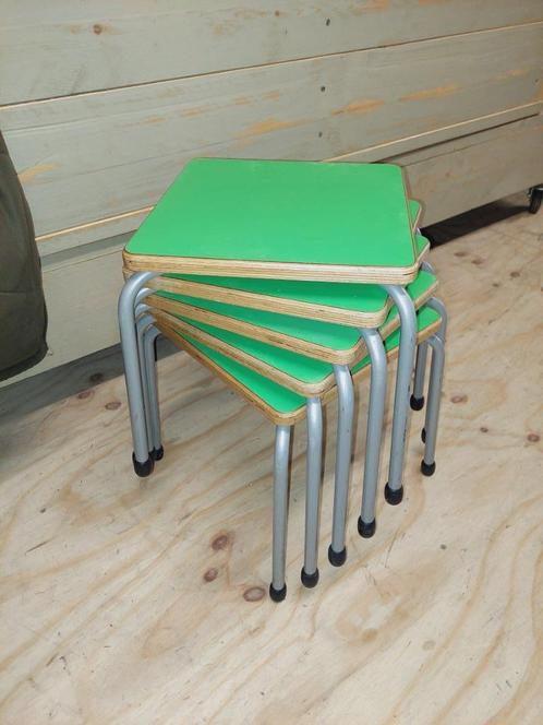 Set van 5 lage (B2) krukjes van De Beleving - zithoogte 32cm, Huis en Inrichting, Krukjes, Zo goed als nieuw, Hout, Ophalen