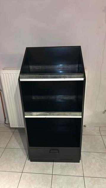 Kast met planken en lade beschikbaar voor biedingen
