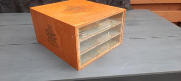 vintage DMC fourniturenkastje garenkastje met oude bel logo beschikbaar voor biedingen