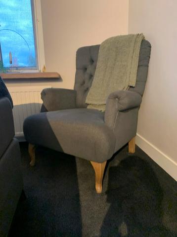 Grijze fauteuil in goede staat beschikbaar voor biedingen