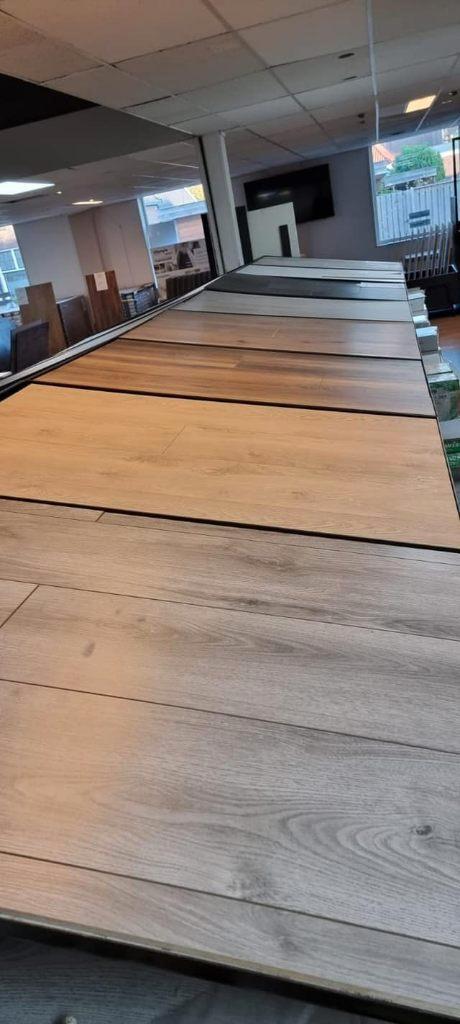 VOOR TOPKWALITEIT LAMINAAT KOMT U NAAR ONZE SHOWROOM., Huis en Inrichting, Stoffering | Vloerbedekking, Nieuw, Laminaat, 75 m² of meer