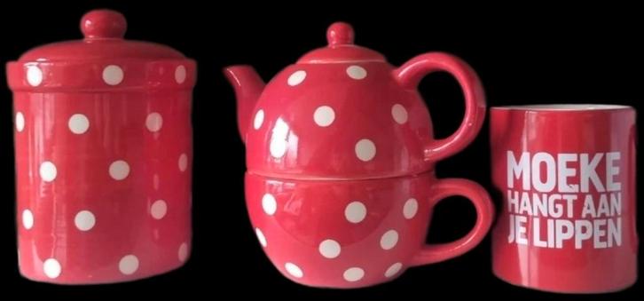 Rood wit gestippeld theeserviesje + Moeke beker, Huis en Inrichting, Keuken | Servies, Gebruikt, Kop(pen) en/of Schotel(s), Overige stijlen