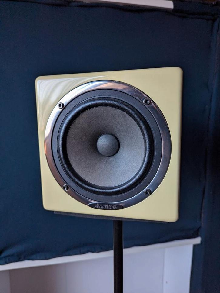 Avantone MixCube Active Cream + statief., Audio, Tv en Foto, Luidsprekers, Zo goed als nieuw, Ophalen