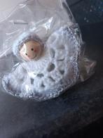 Nieuw gehaakte engeltje - meisje met een (batterij) waxinel, Ophalen of Verzenden, Nieuw