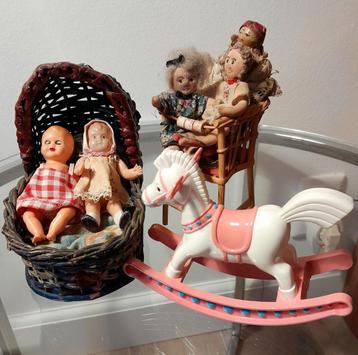 Oude popjes  LOT wiegje stoeltje hobbelpaardje beschikbaar voor biedingen