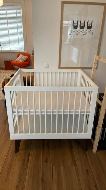 Stevige Babybox wit verstelbaar incl matras beschikbaar voor biedingen