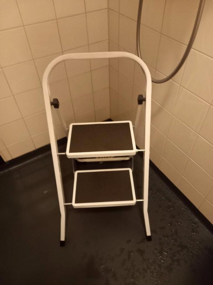 Huishoudtrappetje - Handig en compact!, Doe-het-zelf en Verbouw, Ladders en Trappen, Zo goed als nieuw, Minder dan 2 meter, Ophalen