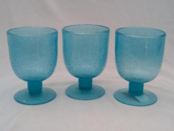 Vintage blauwe glazen met bubbels beschikbaar voor biedingen