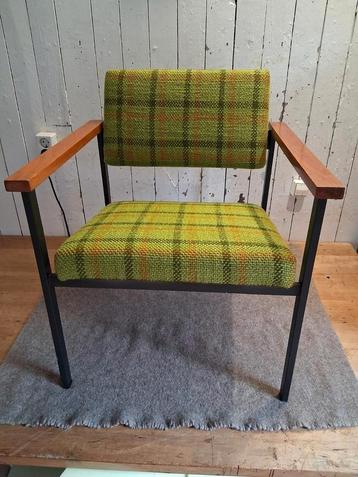 Vintage fauteuil opnieuw gestoffeerd beschikbaar voor biedingen