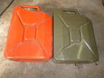 2 stuks  Jerrycans  Metaal, Tuin en Terras, Regentonnen, Minder dan 75 liter, Gebruikt, Metaal, Ophalen